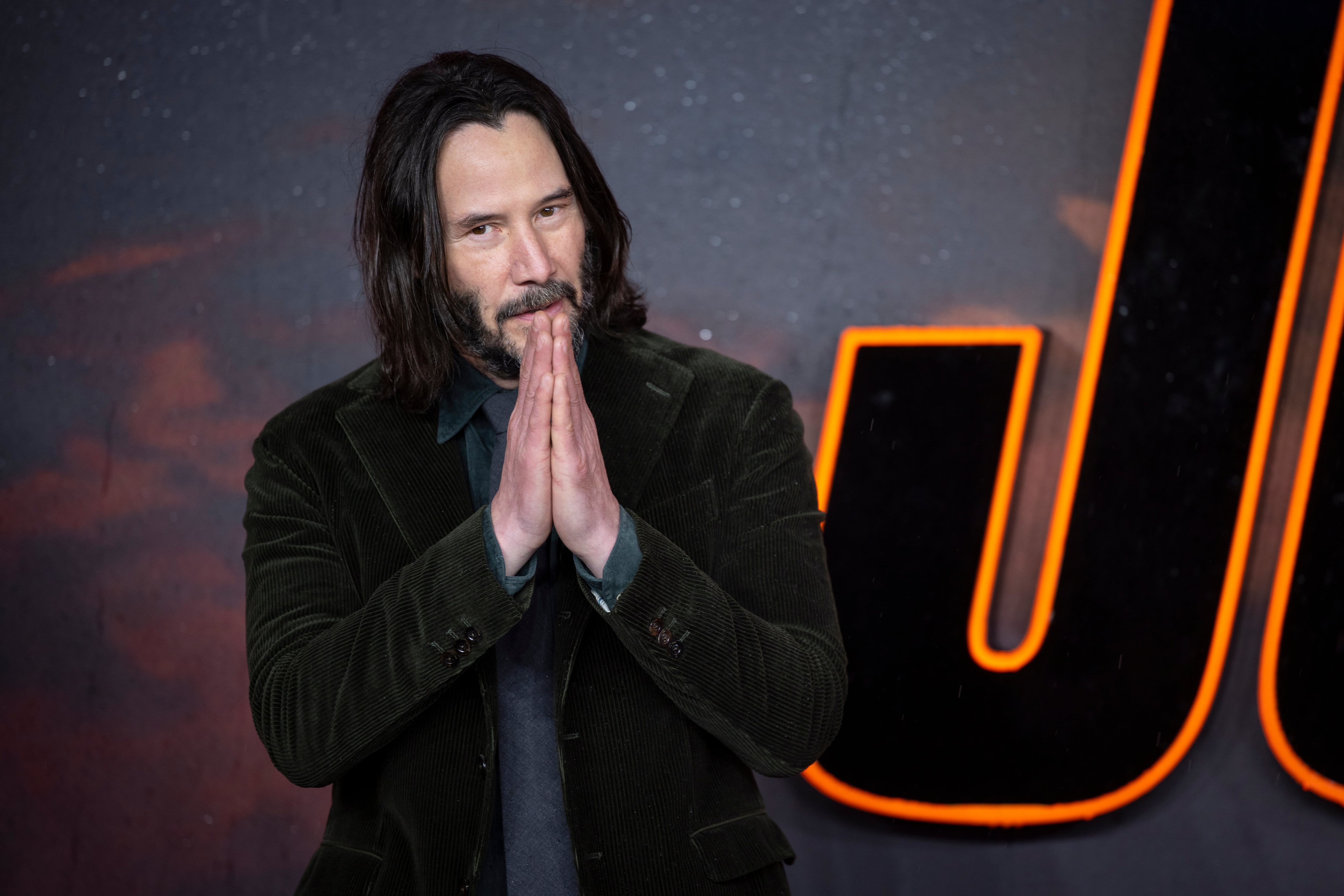 A los 61 años, Keanu Reeves combina la música y el cine en una nueva fase de su carrera artística (EFE/TOLGA AKMEN)