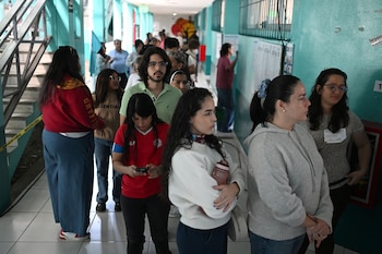 Votantes utilizan colores alusivos a