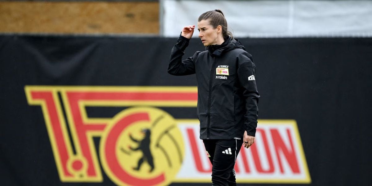 Marie-Louise Eta se convierte en la primera mujer en dirigir un equipo masculino en la Bundesliga, marcando un hito histórico para el fútbol alemán (REUTERS)