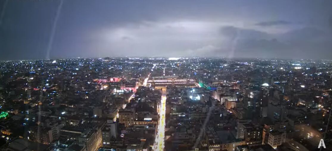 El SMN recomienda a la población mantenerse atenta a los avisos oficiales, tomar precauciones ante la posibilidad de lluvias, descargas eléctricas, caída de granizo y vientos fuertes, y considerar las altas temperaturas propias de la onda de calor Foto: Youtube/webcamsdemexico.