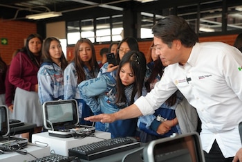 El titular de la SEP felicitó a las niñas por concluir el ciclo escolar con éxito