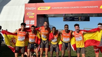 Thierry Ndikumwenayo y el equipo