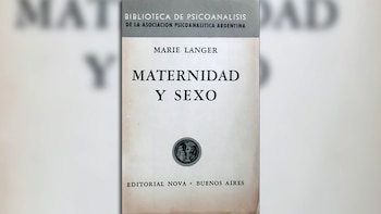 Primer plano de la portada del libro "Maternidad y Sexo" de Marie Langer, con texto negro sobre fondo crema y un medallón decorativo