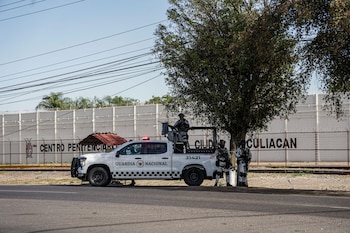 CULIACÁN, SINALOA, 31MAYO2026.- Una riña registrada en el módulo 7 del Penal de Aguaruto dejó un saldo de siete internos fallecidos y un herido, de acuerdo con reportes oficiales de la Secretaría de Seguridad Pública estatal. Las primeras versiones señalan que los reos habrían ingerido bebidas alcohólicas antes de enfrentarse con armas punzocortantes, lo que derivó en un violento altercado durante la madrugada. La situación fue controlada tras la intervención de custodios, Policía Estatal Preventiva, Guardia Nacional y Ejército Mexicano, quienes mantienen un cerco de seguridad dentro y fuera del centro penitenciario. Como medida preventiva, las visitas familiares fueron suspendidas y la Fiscalía General del Estado inició las investigaciones correspondientes para esclarecer los hechos. FOTO: JOSÉ BETANZOS ZÁRATE/CUARTOSCURO.COM