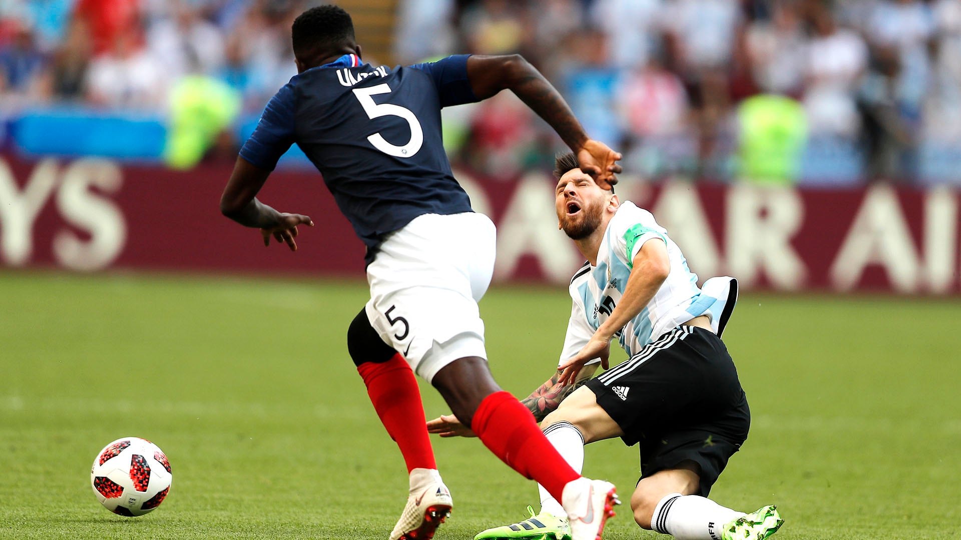 Compañeros y rivales. Messi reclama infracción ante Umtiti en el choque por los octavos de final del Mundial de Rusia 2018 (AP Photo/Frank Augstein)