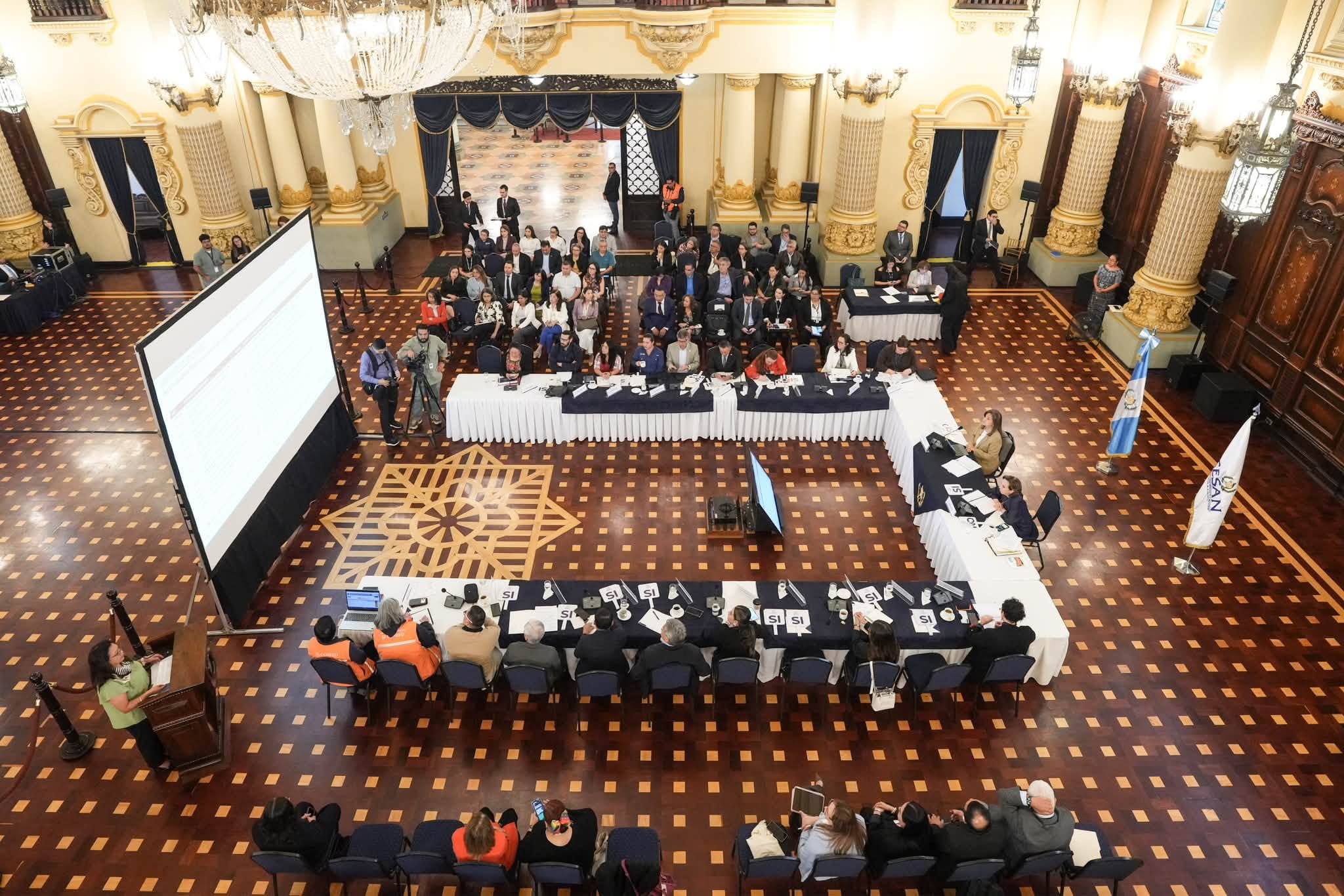 Representantes e invitados participan en una sesión de la Secretaría de Seguridad Alimentaria y Nutricional en un salón institucional de Guatemala. (Vicepresidencia de Guatemala)