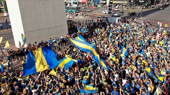 A partir de las 17, los hinchas comenzaron a llegar a la intersección de las avenidas Corrientes y 9 de Julio (Lihueel Althabe)