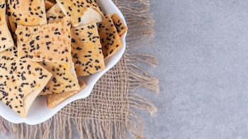 Galletas de queso y semillas de sésamo: una opción sencilla para matar el hambre entre horas o acompañar tus comidas
