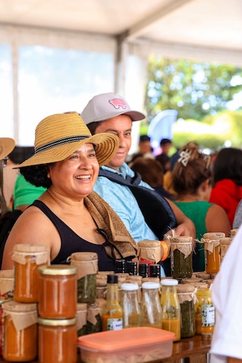 La Feria del Jocote Corona conquistó Cerro Verde con pizza, pupusas y helados de la fruta (Foto cortesía ISTU)