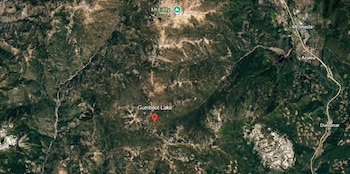 Mapa satelital de una zona montañosa con vegetación, un lago marcado como Gumboot Lake y nombres de ubicaciones como Mount Eddy y Mount Shasta