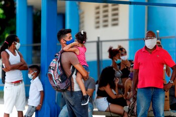 Varias personas esperan en una