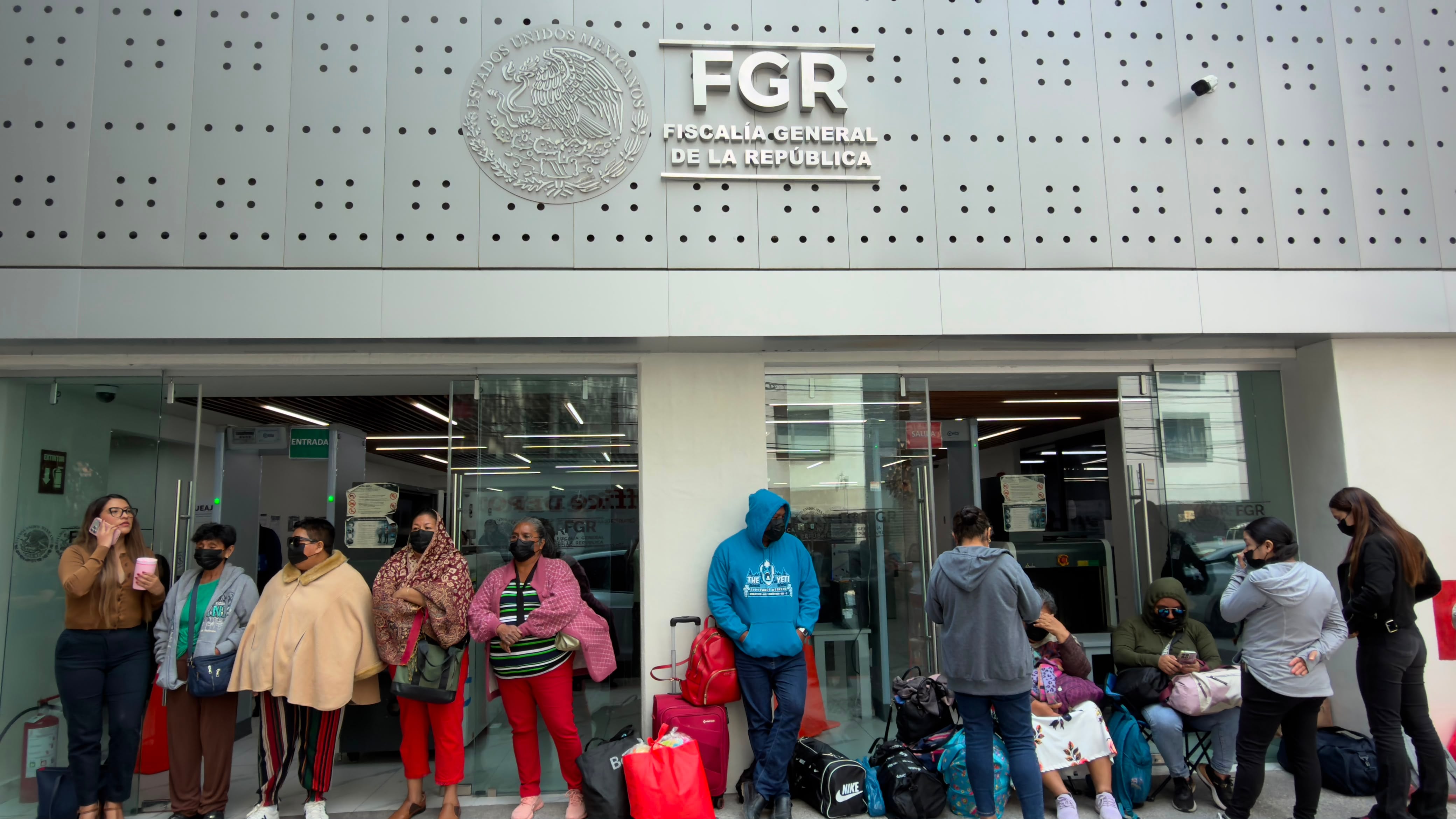 Colectivos de desaparecidos en Michoacán, Veracruz y Colima protestan frente a las instalaciones de la FGR (Especial)