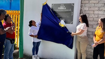 Critican a Gobierno de Puebla por poner una placa al inaugurar una barda de tres metros