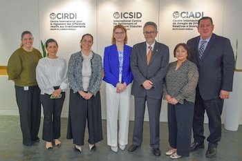 El embajador Roberto Flores Bermúdez entregó el documento de ratificación ante las autoridades del Centro Internacional de Arreglo de Diferencias Relativas a Inversiones. (Foto: Cancilleria Honduras)