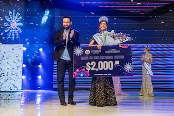 Melanie Cortez, representante del distrito de Cuscatancingo, reacciona con emoción al ser coronada como la nueva soberana de las Fiestas Agostinas 2026 en San Salvador Centro (Cortesía: Alcaldía de San Salvador Centro).