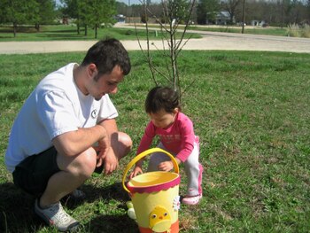 El padrastro juega con Teghan
