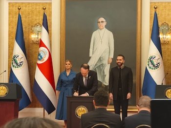 El presidente de El Salvador, Nayib Bukele, recibió a la presidente de Costa Rica, Laura Fernández, en la Casa Presidencial. (Infobae Centroamérica/Emerson Del Cid)