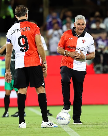 Roberto Baggio de frente con un pie sobre el balón junto a Gabriel Batistuta de espaldas con la camiseta número nueve