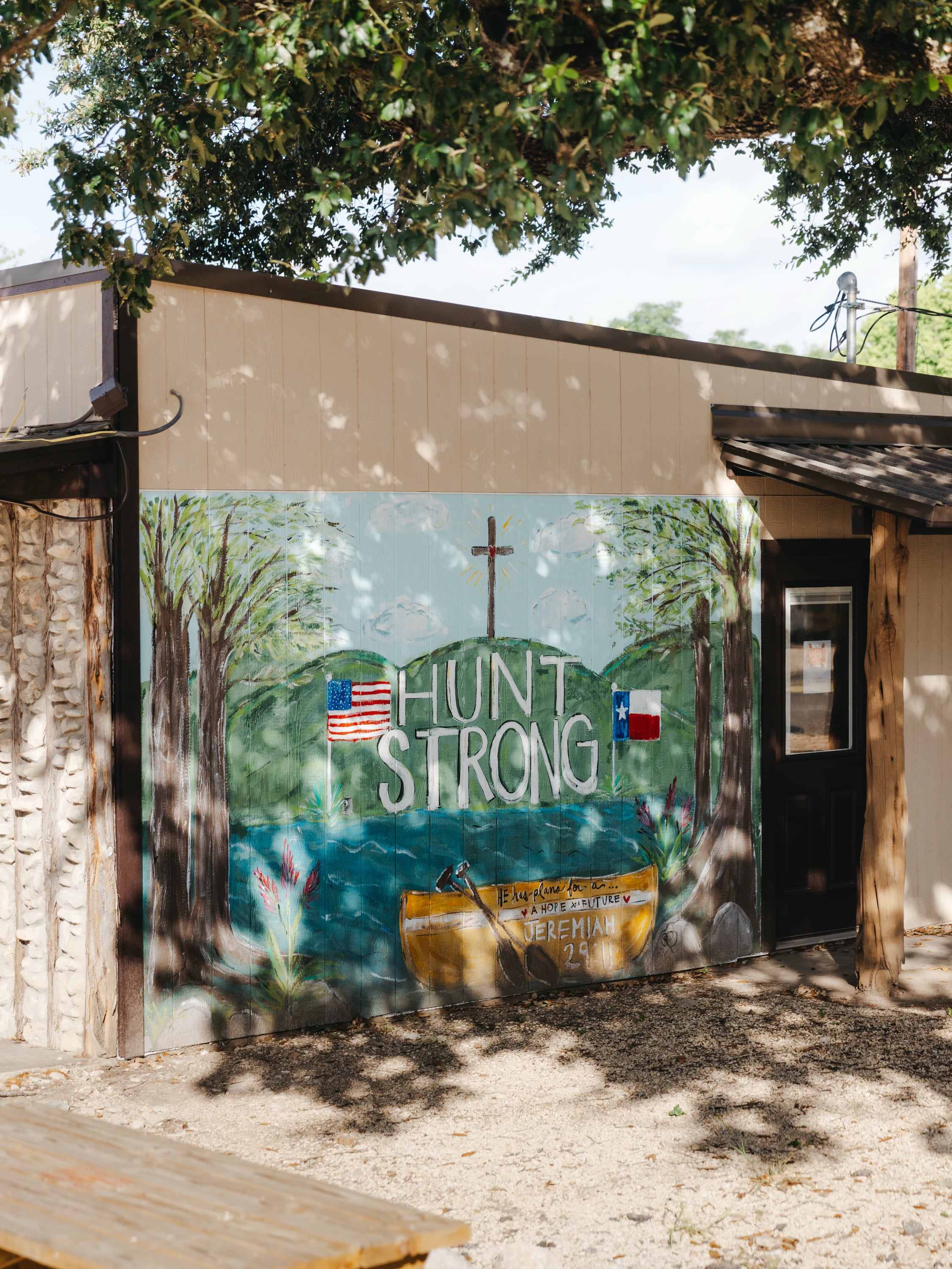 Monumento conmemorativo a las víctimas de las inundaciones en Hunt ((Christopher Lee/For The Washington Post))