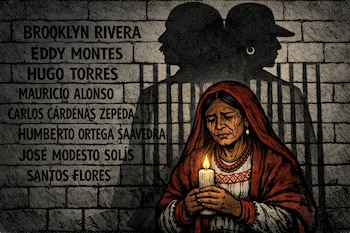 Ilustración de una madre indígena llorando con vela encendida frente a un muro de piedra con nombres de Brooklyn Rivera, Eddy Montes y otros, con sombras que proyectan barrotes.
