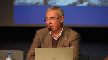 02/10/2025 El juicio por el crimen del funcionario Antonio Campos en El Ejido (Almería) arrancará el 22 de octubre.
ALMERÍA, 28 (EUROPA PRESS)
El juicio de tribunal con jurado contra el único acusado por la muerte a golpes del funcionario municipal de El Ejido (Almería) e historiador virgitano de 53 años Antonio Campos, quien fue hallado muerto y maniatado en el maletero de su coche a finales de septiembre de 2025, arrancará el próximo 22 de octubre en la Audiencia Provincial de Almería.
Fuentes judiciales han confirmado a Europa Press que las sesiones arrancarán con la constitución del jurado y la toma de declaraciones a los primeros testigos de los hechos toda vez que H.H., para el que la Fiscalía pide 22 años de prisión por un presunto delito de asesinato alevoso y robo con violencia, declarará previsiblemente en la última sesión.
El acusado confesó en la fase final de la instrucción, en la que mantuvo silencio desde su detención, que atacó a la víctima con un bloque de hormigón en la cabeza aunque, en su descargo, encuadró los hechos en una supuesta "disputa" al querer abandonar la zona de invernaderos de Punta Entinas-Sabinar a la que habían accedido juntos en coche para mantener relaciones sexuales.
La Fiscalía, para la que dicho ataque fue "totalmente sorpresivo" fuera de cualquier disputa, va a solicitar 18 años de prisión por un delito de asesinato alevoso y cuatro años más por un delito de robo de uso de vehículo, ya que tras el crimen condujo el coche de la víctima durante unas 12 horas con su cuerpo oculto en el interior.
Por su parte, la acusación particular ejercida por la familia de la víctima a través del letrado Antonio Relaño tiene previsto solicitar 28 años de cárcel: 24 por un delito de asesinato agravado y cuatro más por el robo con violencia del vehículo. Por su parte, la defensa considera los hechos constitutivos de homicidio con atenuantes de legítima defensa y colaboración con la justicia.
UN ENCUENT