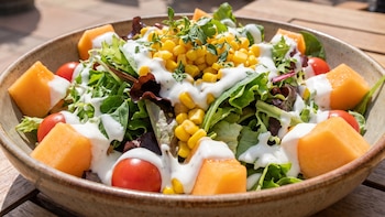 Ensalada italiana de melón, la receta saludable y fácil de hacer que es perfecta para refrescarse en verano