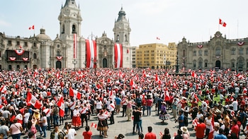 Desde la bandera hasta los banquetes: las costumbres que millones de peruanos mantienen en Fiestas Patrias