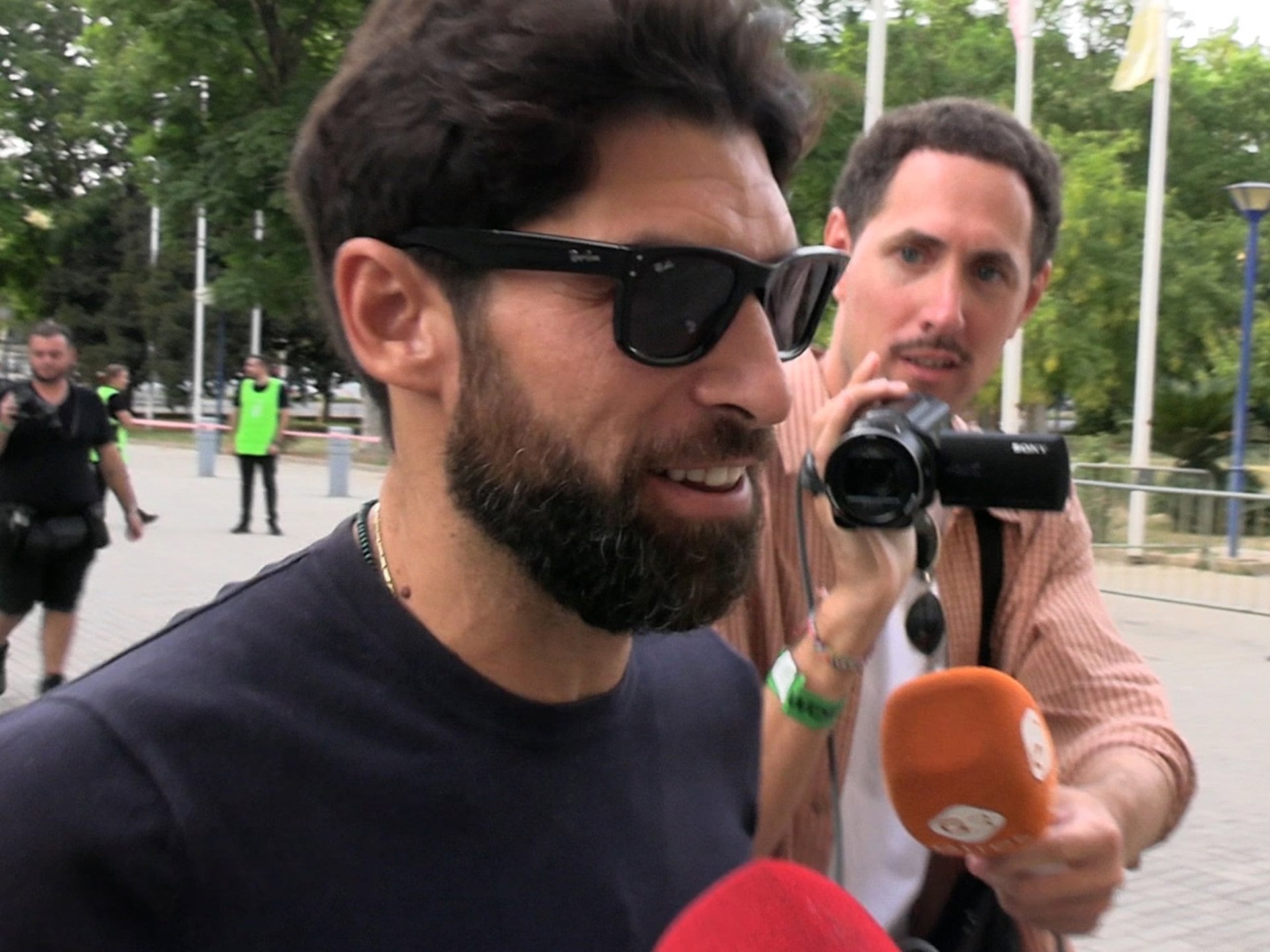 Cayetano Rivera reaparece en Sevilla y guarda silencio ante las preguntas sobre su hermano Francisco.
Cayetano Rivera fue uno de los rostros conocidos que no quiso perderse WOW 32 Sevilla, el evento de WOW FC (The Way of Warrior), la promotora española de artes marciales mixtas que reunió a numerosas caras conocidas en el Palacio de los Deportes San Pablo. El torero llegó en coche al recinto, donde fue recibido por una mujer con la que se saludó afectuosamente, y, sonriente y sin la compañía de su pareja, Tamara Gorro, posó ante los medios en el photocall antes de disfrutar del encuentro.
EUROPA ESPAÑA SOCIEDAD
EUROPA PRESS REPORTAJES