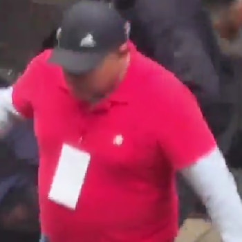 Uno de los agresores vestía camisa tipo polo de color roja y una credencial colgada. Crédito: Redes Sociales