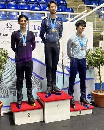 Donovan Carrillo felizmente presumió en