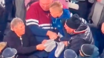 La pelea menos esperada: una abuela y un niño lucharon por una camiseta del Newcastle