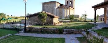 Parte del pueblo de Burgos donde se celebrará el eclipse, al fondo la iglesia del Salvador que tiene una relación especial con la luz. (Las de Villadiego)