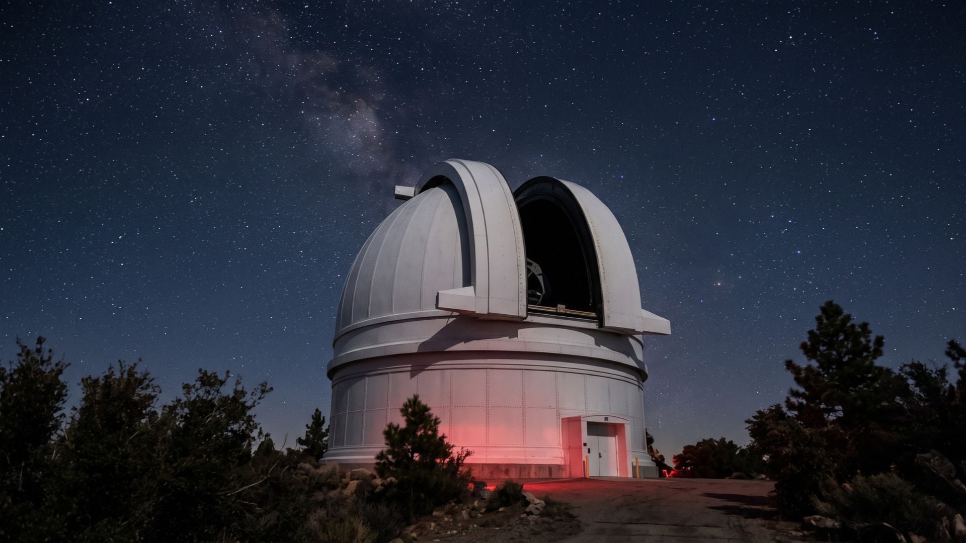 Los astrónomos detectaron el sistema mediante una señal de luz triangular registrada por la Zwicky Transient Facility (Imagen Ilustrativa Infobae)