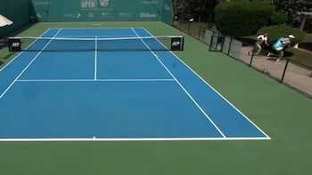 Jugadores abandonan la cancha mientras