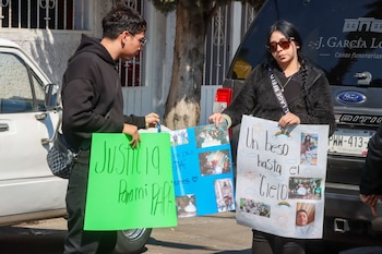 Familiares de Roberto, motociclista arrollado