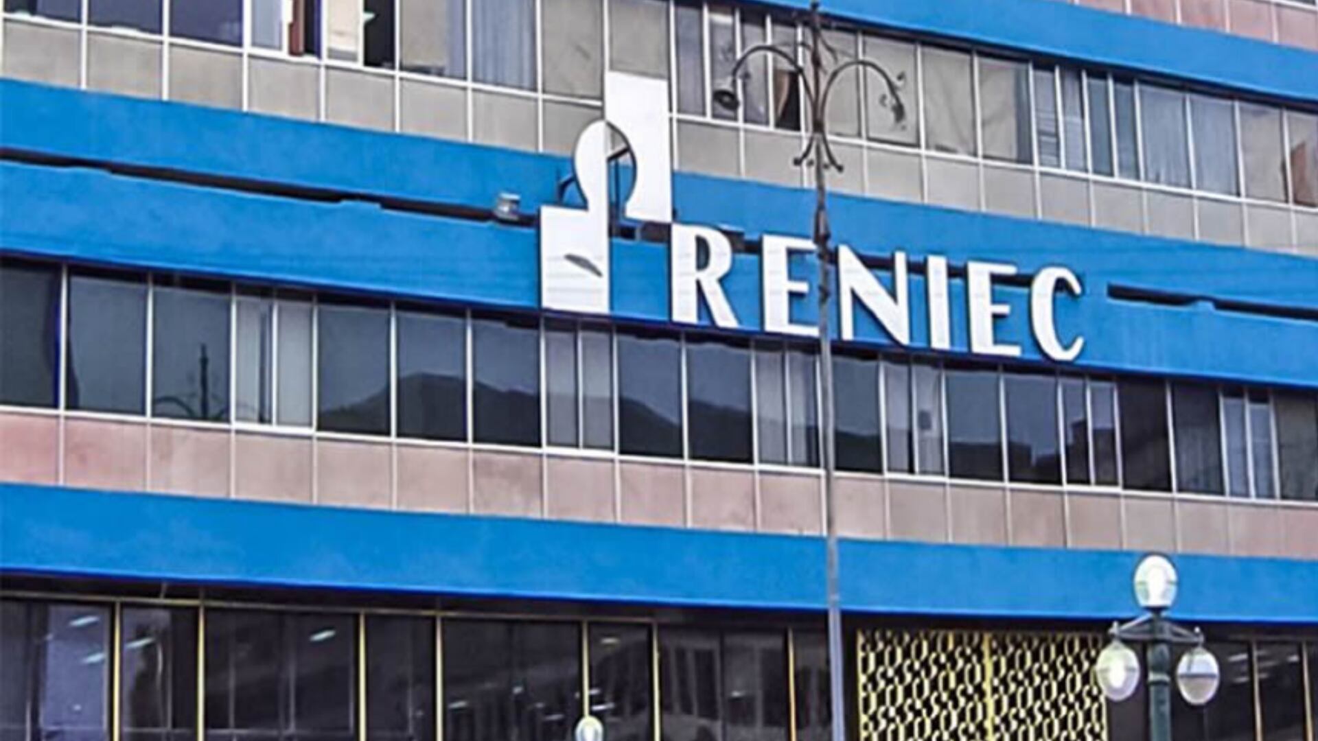 Fujimorismo modificó la ley para que el Reniec difunda información de los ciudadanos en línea