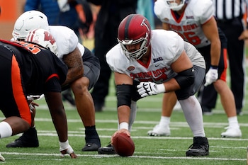 El liniero ofensivo de Troy Jake Andrews realiza un ejercicio durante una práctica antes del Senior Bowl de la NCAA el jueves 2 de febrero del 2023 en Mobile, Alabama. (AP Foto/Butch Dill)