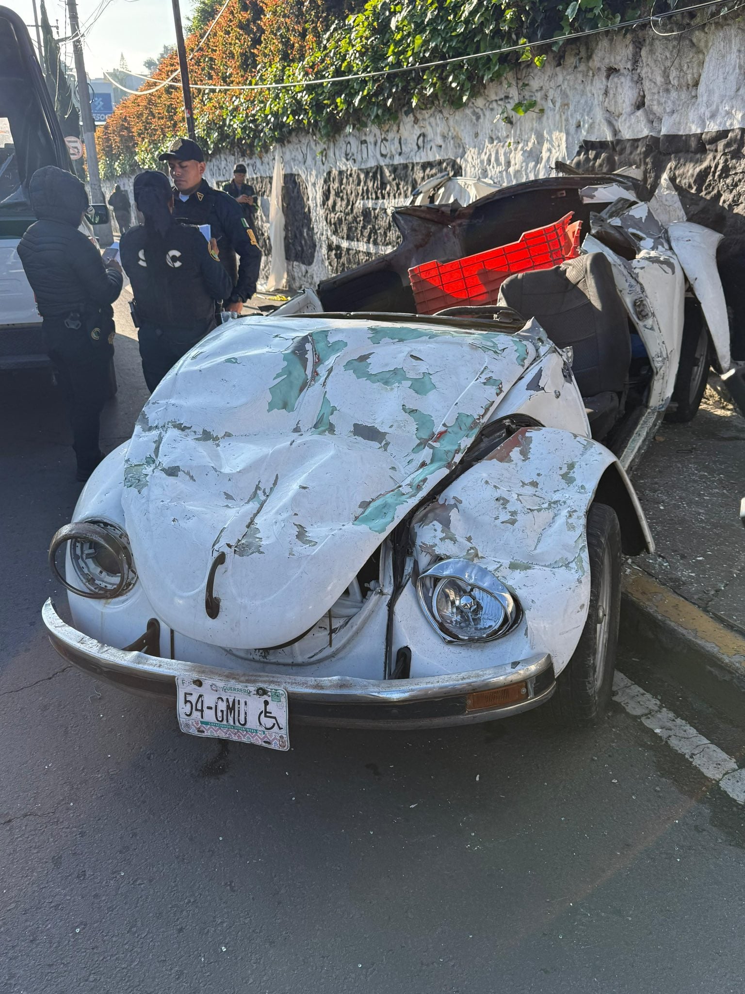 Así quedó el carro en Luis Cabrera pasando San Jerónimo hacia Periférico sur, en el Barrio San Francisco en la alcaldía Magdalena Contreras (Israel Lorenzana/Facebook)