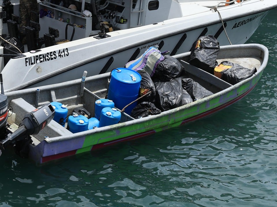 Unidades del SENAN inspeccionan la embarcación donde fueron ubicados los sacos con presunta droga en aguas del Pacífico panameño. Tomada del Senam