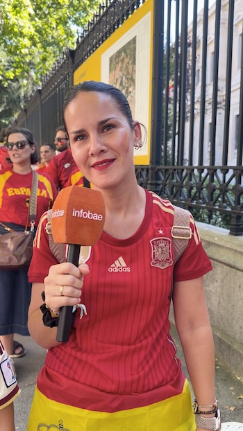 Aficionados en la Plaza de Colón antes de la final del Mundial 2026. (Paula Bastante)
