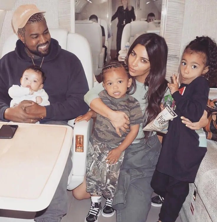 Kim Kardashian asegura asumir la crianza diaria y promover una relación sana con Kanye West