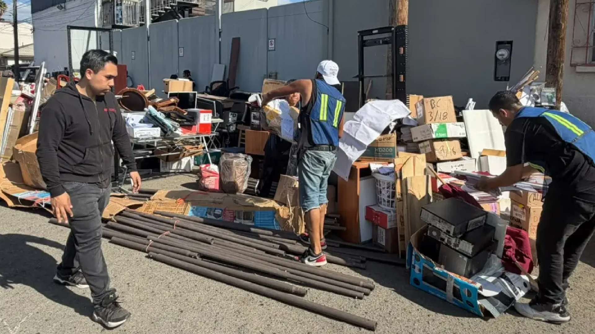 Desalojan sede estatal de Morena en Baja California por un adeudo de 160 mil dólares