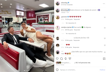 Hombre con traje negro y mujer con vestido color crema y velo recostada en sillón de restaurante In-N-Out. La mujer bebe de un vaso con pajita