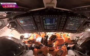 Dos de los astronautas ya están sentados en la cápsula Orión y comenzan a revisar toda la secuencia de lanzamiento