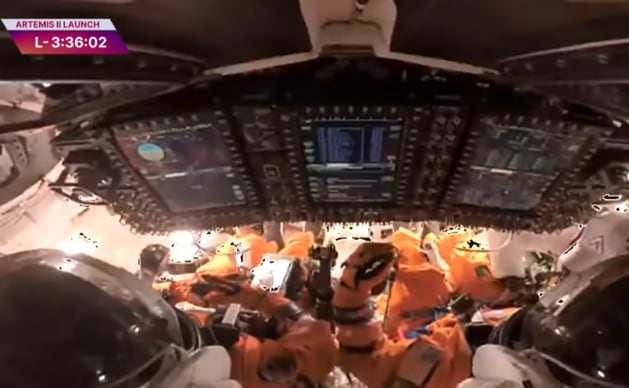 Dos de los astronautas ya están sentados en la cápsula Orión y comenzan a revisar toda la secuencia de lanzamiento