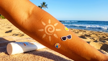 Por qué es peligroso hacerte un “tatuaje” usando protector solar por la tendencia de TikTok