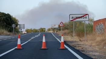 El incendio de Almorox (Toledo) evoluciona favorablemente, pero aún no se da por estabilizado: los vecinos de El Encinar del Alberche siguen desalojados