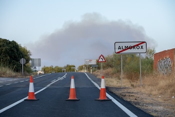 Vista de la columna de humo, en la urbanización El Encinar del Alberche, a 22 de julio de 2026, en Villa del Prado, Madrid (España). (Juanma Jiménez/Europa Press)
