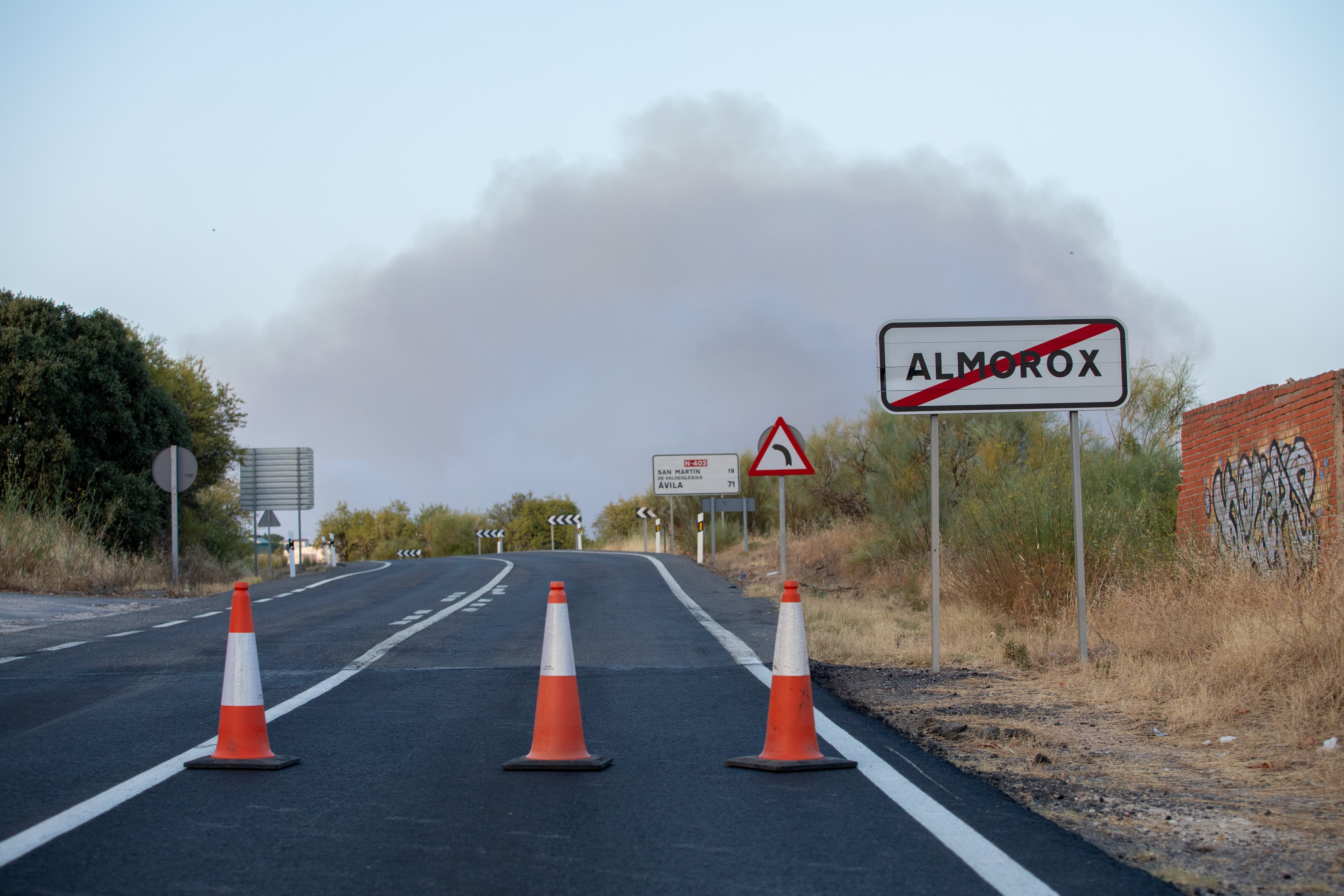 El incendio de Almorox (Toledo) evoluciona favorablemente, pero aún no se da por estabilizado: los vecinos de El Encinar del Alberche siguen desalojados
