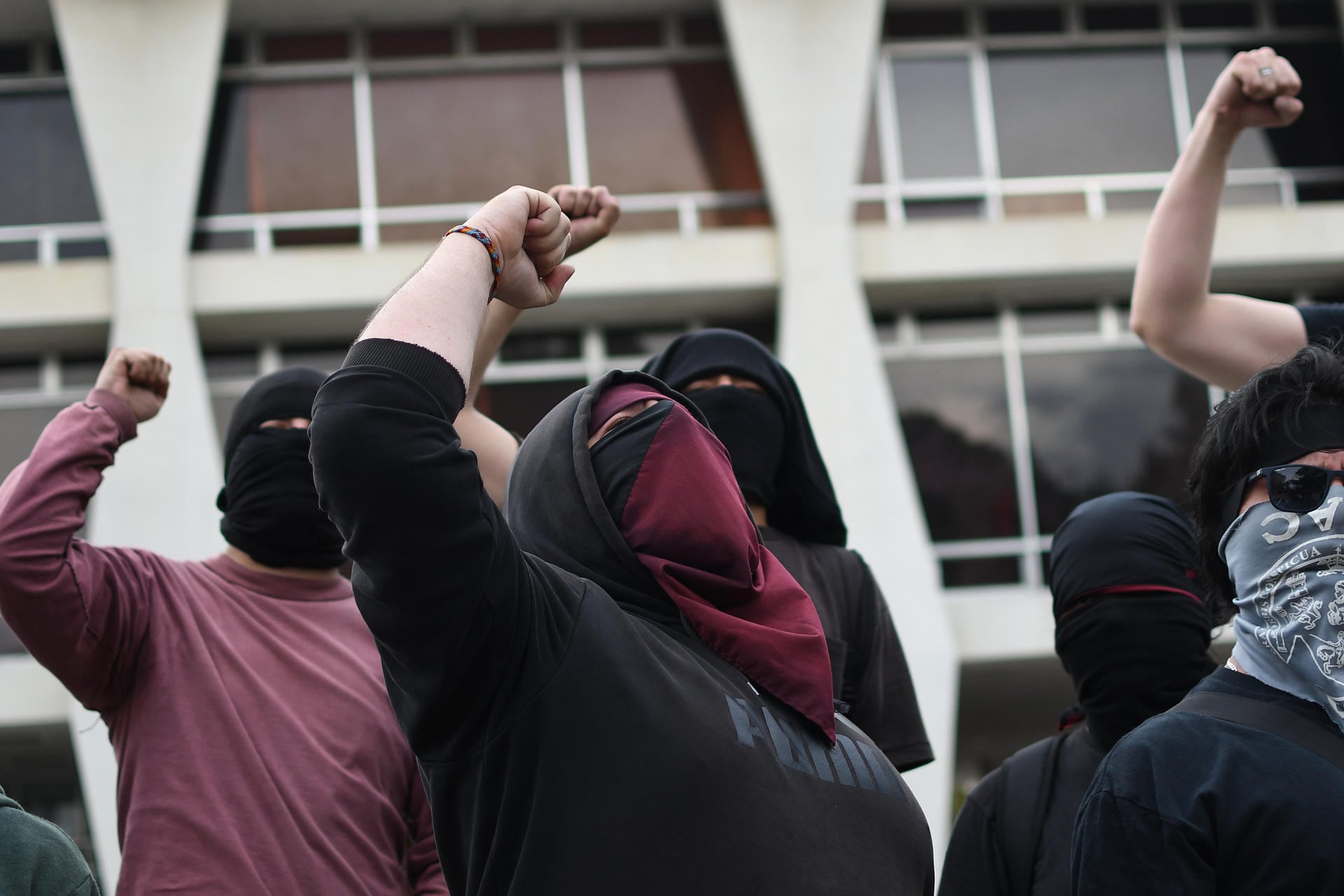 Un sector conformado por estudiantes, egresados y catedráticos estableció una presencia pacífica en las inmediaciones del hotel en la Antigua Guatemala debido a inquietudes sobre la selección de nuevas autoridades académicas universitarias ((Foto EFE/ Alex Cruz))